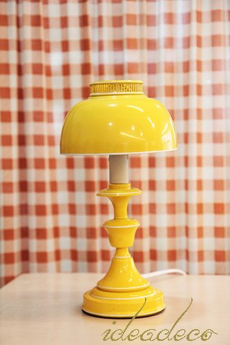 빈티지 노랑 메탈쉐이드의 테이블 램프