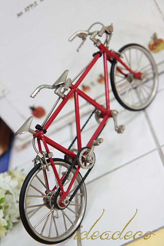 빈티지 디테일이 살아 있는 장식용 자전거