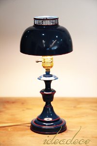 빈티지 네이비컬러와 레드라인 포인트의 틴 테이블 램프