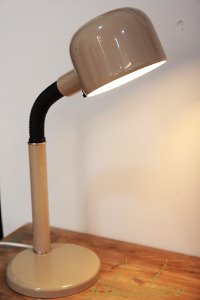 빈티지 그레이베이지 톤의 키 큰 테이블 램프