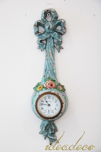 빈티지 리본이 있는 하늘빛 묵직한 주물 시계