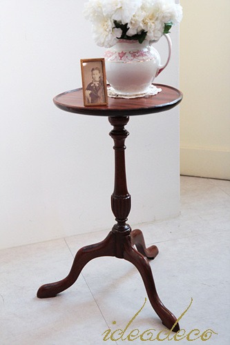 앤틱 영국 원형 상판의 와인 테이블