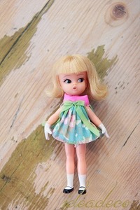 빈티지 1960년대 미니드레스를 입은 미니어처 doll