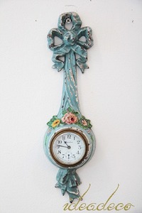 빈티지 리본이 있는 하늘빛 묵직한 주물 시계