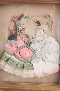 빈티지 프렌치 화사한 드레스의 아리따운 두 여인이 있는 쉐도우박스 프레임