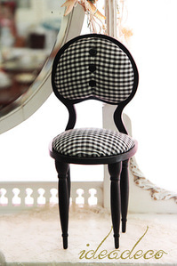 빈티지 화이트&amp;블랙체크 패브릭 쿠션의 디스플레이 doll chair