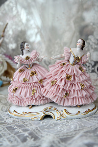드레스덴 골든 플라워 포인트의 핑크 드레스를 입은 두 여인 피겨린